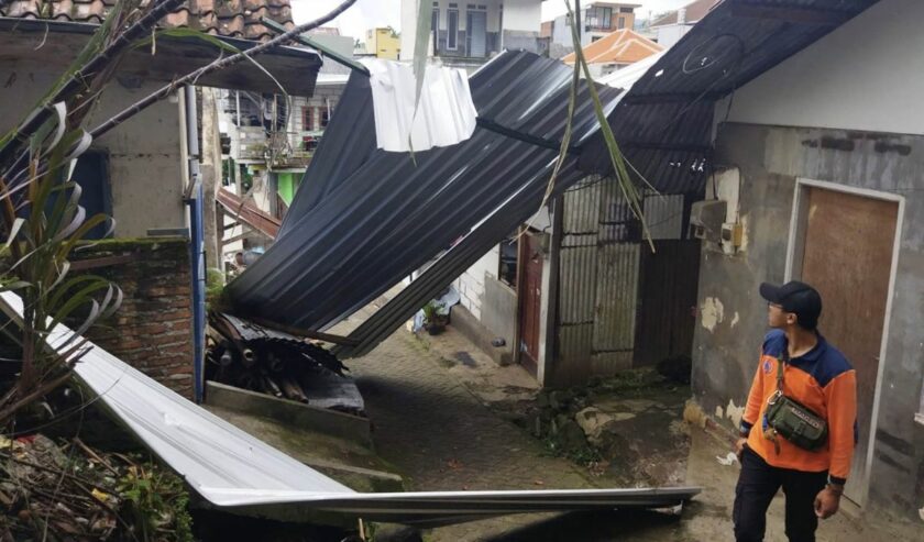 Angin kencang menyebabkan rumah warga di Kota Batu ambruk