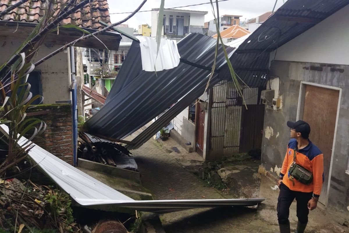 Angin kencang menyebabkan rumah warga di Kota Batu ambruk
