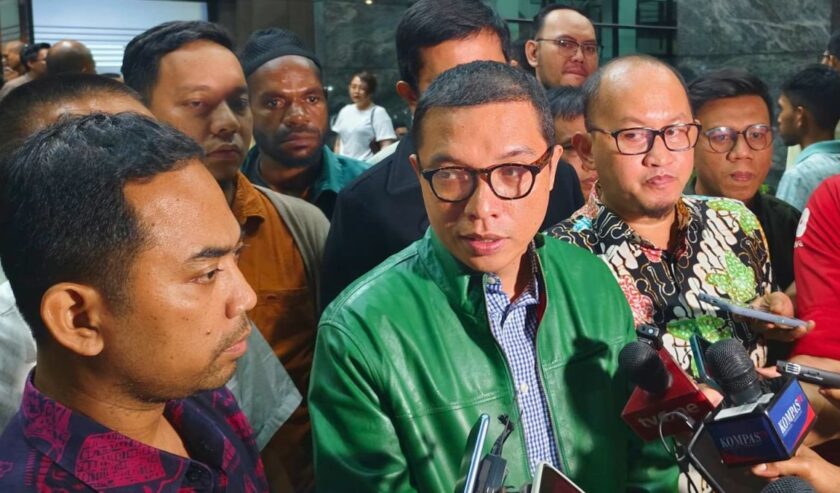 Ketua Dewan Pimpinan Pusat (DPP) PPP Achmad Baidowi saat ditemui di Gedung MK, Jakarta, Sabtu (23/03/2024) malam. Foto: AntaraKetua Dewan Pimpinan Pusat (DPP) PPP Achmad Baidowi saat ditemui di Gedung MK, Jakarta, Sabtu (23/03/2024) malam. Foto: Antara