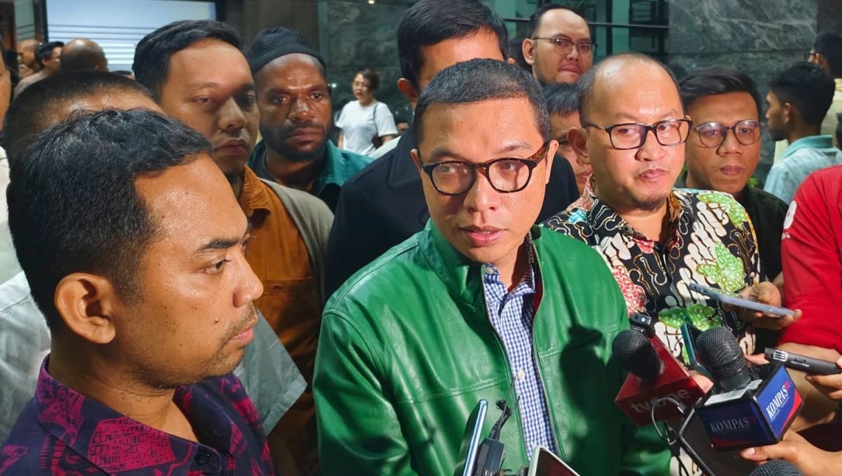 Ketua Dewan Pimpinan Pusat (DPP) PPP Achmad Baidowi saat ditemui di Gedung MK, Jakarta, Sabtu (23/03/2024) malam. Foto: AntaraKetua Dewan Pimpinan Pusat (DPP) PPP Achmad Baidowi saat ditemui di Gedung MK, Jakarta, Sabtu (23/03/2024) malam. Foto: Antara