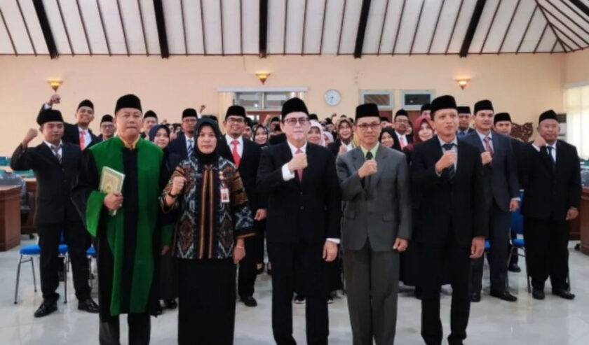 Adriyanto Pj Bupati Bojonegoro (tengah) foto bersama dengan para pejabat baru usai kegiatan pelantikan di Gedung Angling Dharma Pemkab Bojonegoro.Foto: Antara