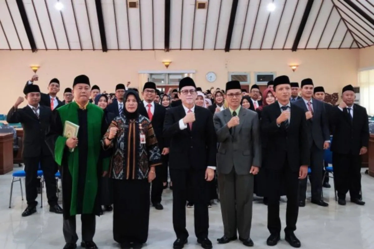 Adriyanto Pj Bupati Bojonegoro (tengah) foto bersama dengan para pejabat baru usai kegiatan pelantikan di Gedung Angling Dharma Pemkab Bojonegoro.Foto: Antara