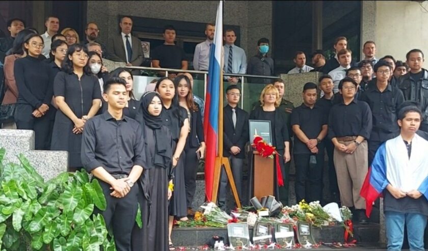 Sejumlah komunitas di Indonesia dan perwakilan Kedutaan Besar Rusia di Jakarta dalam aksi solidaritas untuk korban serangan di Balai Kota Crocus, Jakarta, Jumat (29/3/2024). Foto: Antara