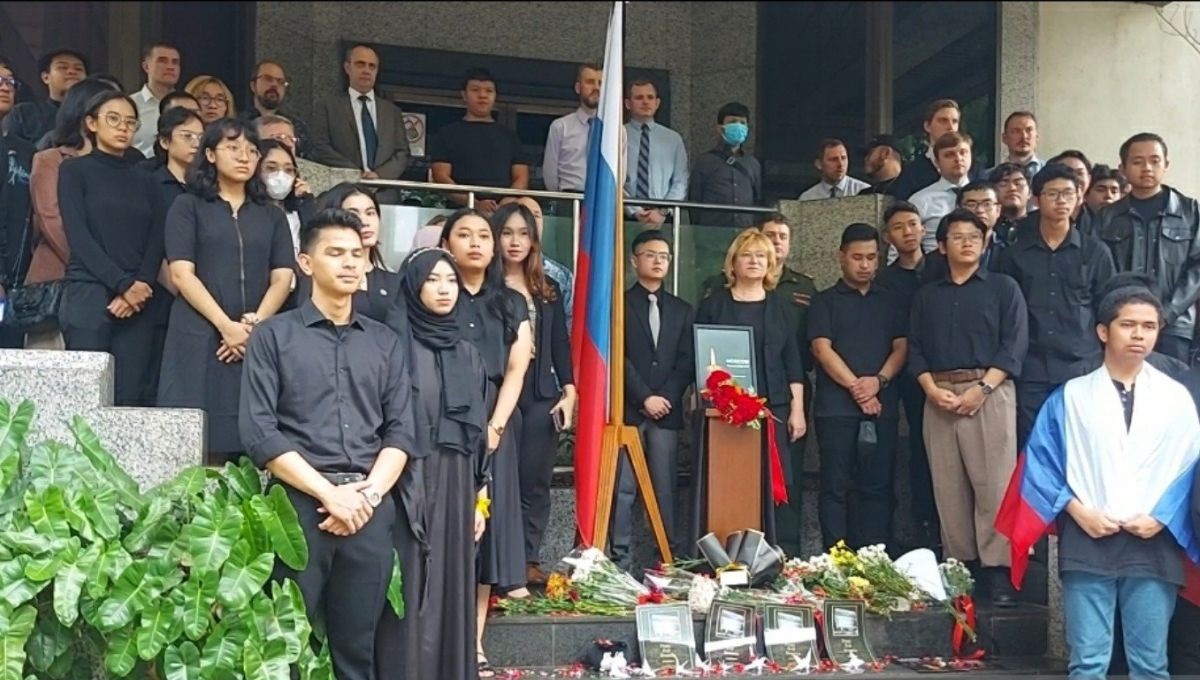 Sejumlah komunitas di Indonesia dan perwakilan Kedutaan Besar Rusia di Jakarta dalam aksi solidaritas untuk korban serangan di Balai Kota Crocus, Jakarta, Jumat (29/3/2024). Foto: Antara