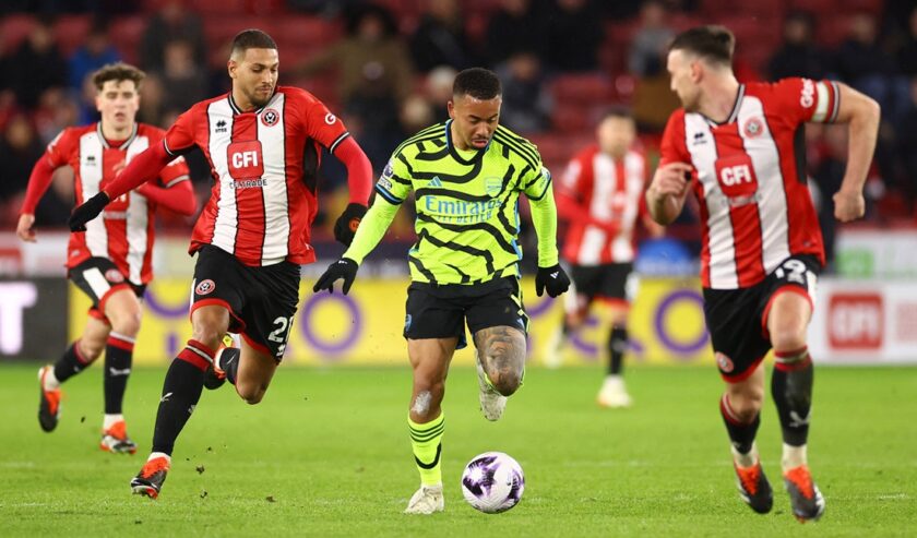 Gabriel Jesus penyerang Arsenal ditempel dua pemain Sheffield United Vinicius Souza dan Jack Robinson di di Bramall Lane, Selasa (5/3/2024) dini hari. Foto: Reuters