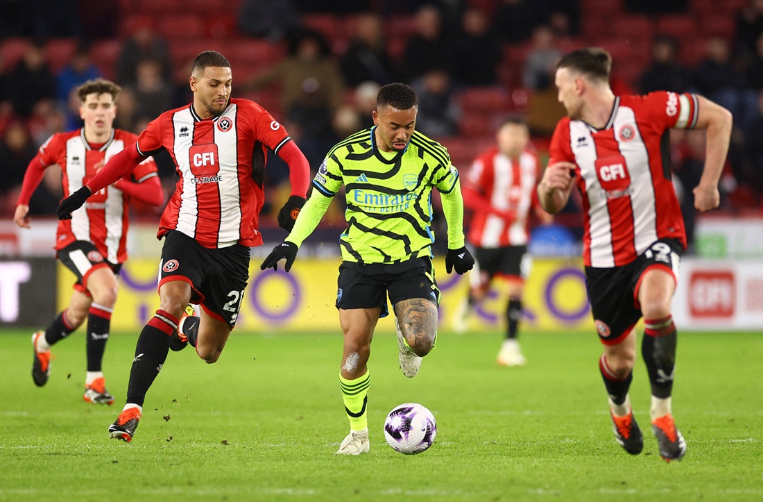 Gabriel Jesus penyerang Arsenal ditempel dua pemain Sheffield United Vinicius Souza dan Jack Robinson di di Bramall Lane, Selasa (5/3/2024) dini hari. Foto: Reuters