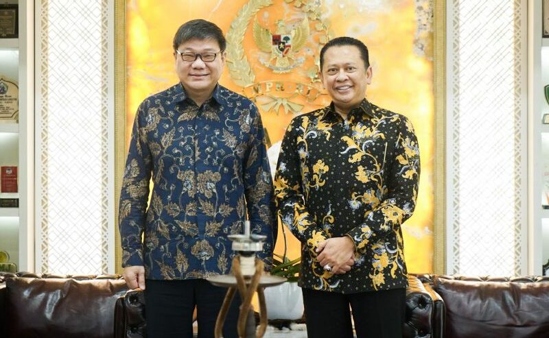 Bambang Soesatyo Ketua MPR RI (kanan) bersama Kwok Fook Seng Duta Besar Singapura untuk RI (kiri). Foto: Humas MPR RI