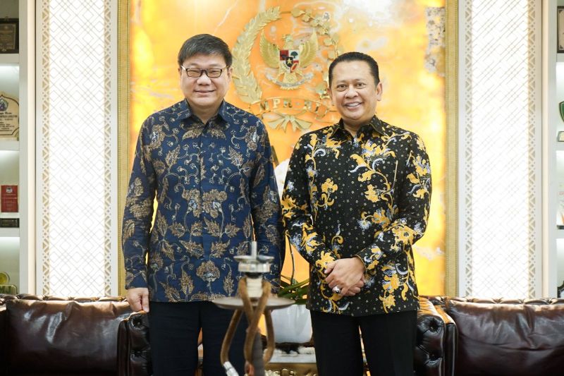 Bambang Soesatyo Ketua MPR RI (kanan) bersama Kwok Fook Seng Duta Besar Singapura untuk RI (kiri). Foto: Humas MPR RI