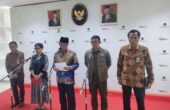 Suharyanto Kepala BNPB (dua dari kanan) bersama Muhadjir Effendy Menteri Koordinator Bidang Pembangunan Manusia dan Kebudayaan (tengah), dan Retno Marsudi Menteri Luar Negeri memberikan keterangan pers hasil rapat membahas pengiriman bantuan penanganan darurat kesehatan untuk korban konflik Palestina dan Sudan, di Jakarta, Selasa (26/3/2024). Foto: Antara