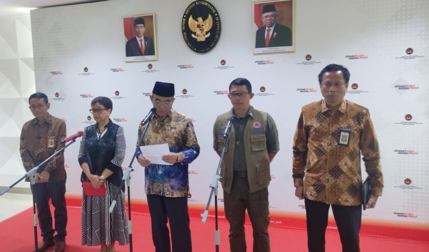 Suharyanto Kepala BNPB (dua dari kanan) bersama Muhadjir Effendy Menteri Koordinator Bidang Pembangunan Manusia dan Kebudayaan (tengah), dan Retno Marsudi Menteri Luar Negeri memberikan keterangan pers hasil rapat membahas pengiriman bantuan penanganan darurat kesehatan untuk korban konflik Palestina dan Sudan, di Jakarta, Selasa (26/3/2024). Foto: Antara