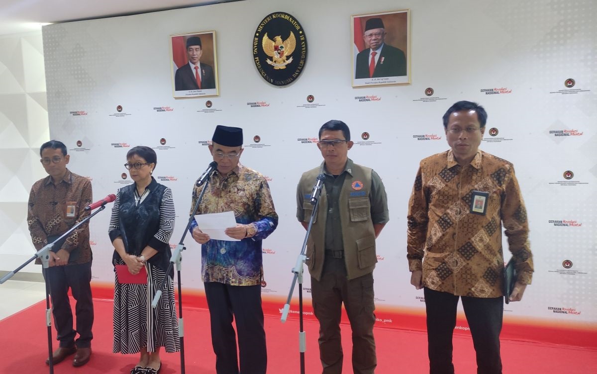 Suharyanto Kepala BNPB (dua dari kanan) bersama Muhadjir Effendy Menteri Koordinator Bidang Pembangunan Manusia dan Kebudayaan (tengah), dan Retno Marsudi Menteri Luar Negeri memberikan keterangan pers hasil rapat membahas pengiriman bantuan penanganan darurat kesehatan untuk korban konflik Palestina dan Sudan, di Jakarta, Selasa (26/3/2024). Foto: Antara