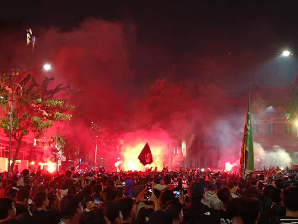 Ribuan Bonek memadati jalan raya depan Polrestabes Surabaya dalam nobar Derbi Jatim Persebaya melawan Arema, Rabu (27/3/2024). Foto: Risky suarasurabaya.net