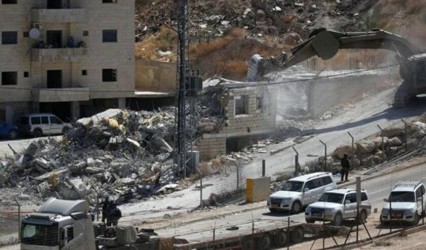 Beberapa buldozer dengan disertai oleh ratusan prajurit Israel bergerak memasuki Permukiman Wadi Homs di Yerusalem Timur dan mulai menghancurkan beberapa bangunan di daerah itu. Foto: Anadolu