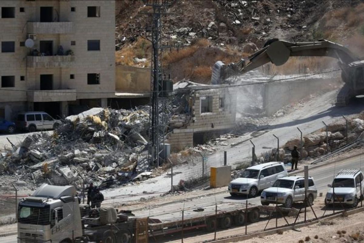 Beberapa buldozer dengan disertai oleh ratusan prajurit Israel bergerak memasuki Permukiman Wadi Homs di Yerusalem Timur dan mulai menghancurkan beberapa bangunan di daerah itu. Foto: Anadolu