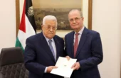 Mahmoud Abbas Presiden Palestina (kiri) menyerahkan mandat kepada Mohammad Mustafa di Kota Ramallah Tepi Barat, (14/3/2024). Abbas telah menugaskan Mohammad Mustafa untuk membentuk pemerintahan ke-19. Foto: Antara