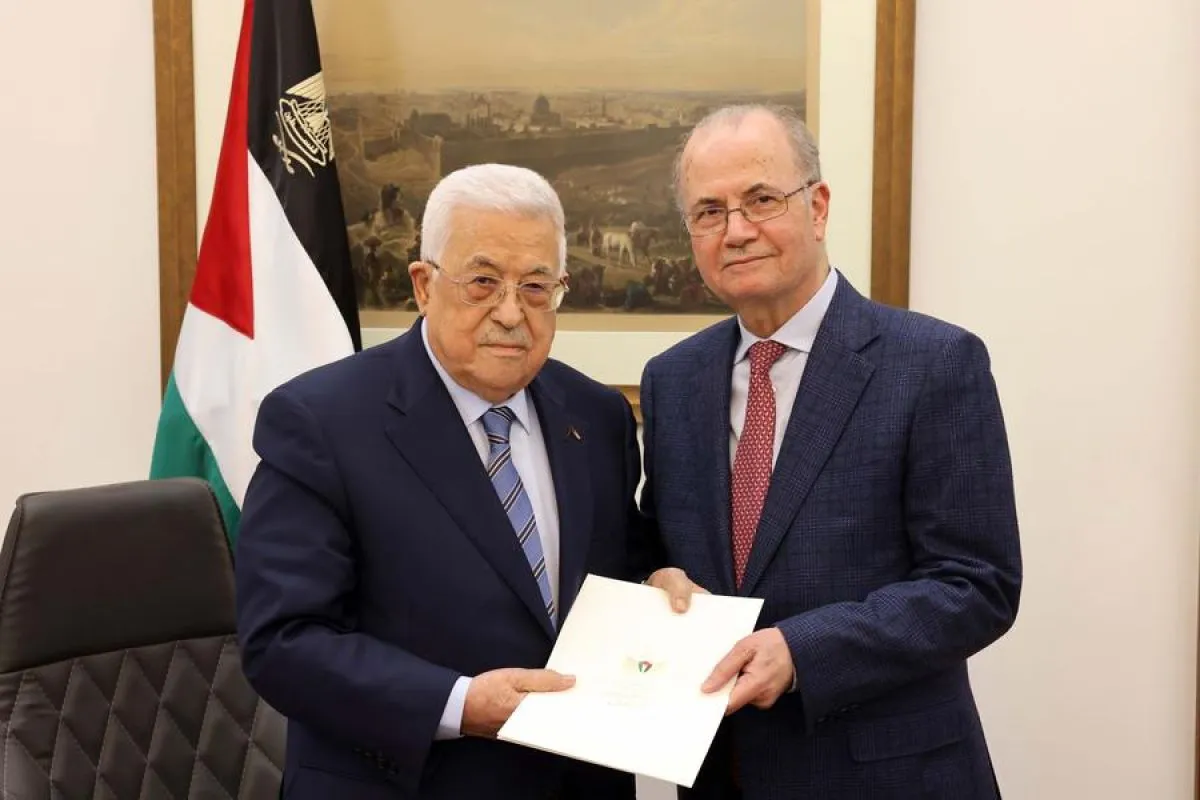 Mahmoud Abbas Presiden Palestina (kiri) menyerahkan mandat kepada Mohammad Mustafa di Kota Ramallah Tepi Barat, (14/3/2024). Abbas telah menugaskan Mohammad Mustafa untuk membentuk pemerintahan ke-19. Foto: Antara