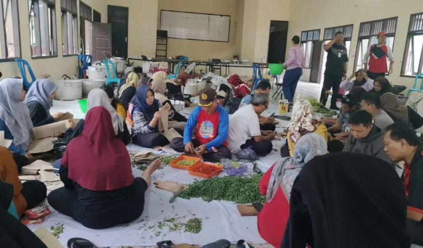 Dapur umum yang dibangun untuk membantu korban banjir di Semarang. Foto: Antara