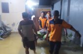 Petugas gabungan mengevakuasi korban banjir di Pamekasan, Jawa Timur, Selasa (12/3/2024) malam. Foto: BPBD Pamekasan