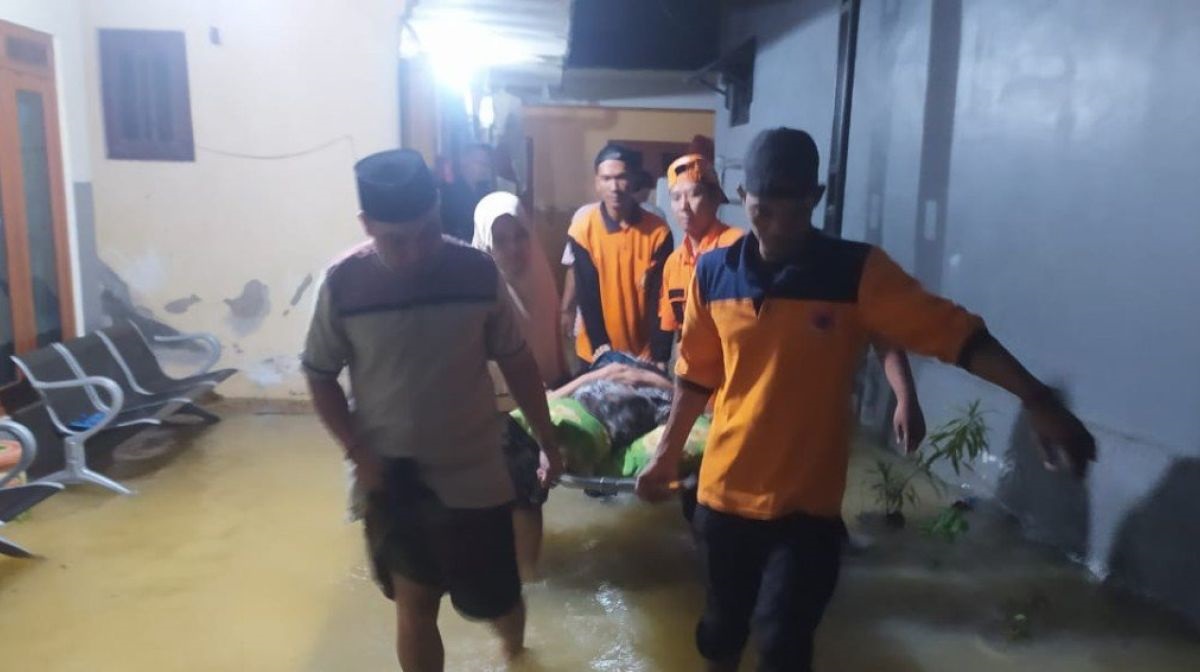 Petugas gabungan mengevakuasi korban banjir di Pamekasan, Jawa Timur, Selasa (12/3/2024) malam. Foto: BPBD Pamekasan
