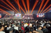Ribuan masyarakat saat menghadiri gelaran kompetisi Fire World Series (FFWS) 2024 di Surabaya Convention Center, Minggu (3/3/2024). Foto: Risky suarasurabaya.net