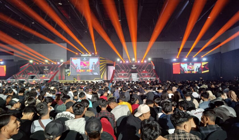 Ribuan masyarakat saat menghadiri gelaran kompetisi Fire World Series (FFWS) 2024 di Surabaya Convention Center, Minggu (3/3/2024). Foto: Risky suarasurabaya.net