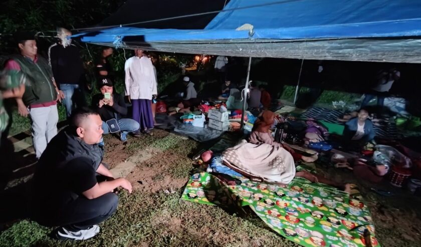 Fandi Akhmad Yani Bupati Gresik (kedua kiri) meninjau pos pengungsian mandiri milik warga di Desa Tanjung Anyar, Bawean, Gresik, Sabtu (23/3/2024) malam. Foto: Antara