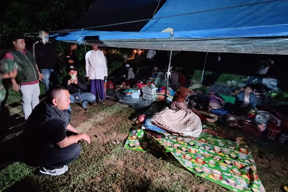 Fandi Akhmad Yani Bupati Gresik (kedua kiri) meninjau pos pengungsian mandiri milik warga di Desa Tanjung Anyar, Bawean, Gresik, Sabtu (23/3/2024) malam. Foto: Antara