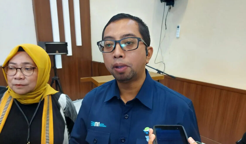 Frans Marganda Tambunan, Direktur Utama ID Food, saat menyampaikan keterangan usai menghadiri peluncuran bantuan pangan tahap II bagi keluarga rawan stunting di Kota Bekasi, Jawa Barat, Jumat (15/3/2024). Foto: Antara
