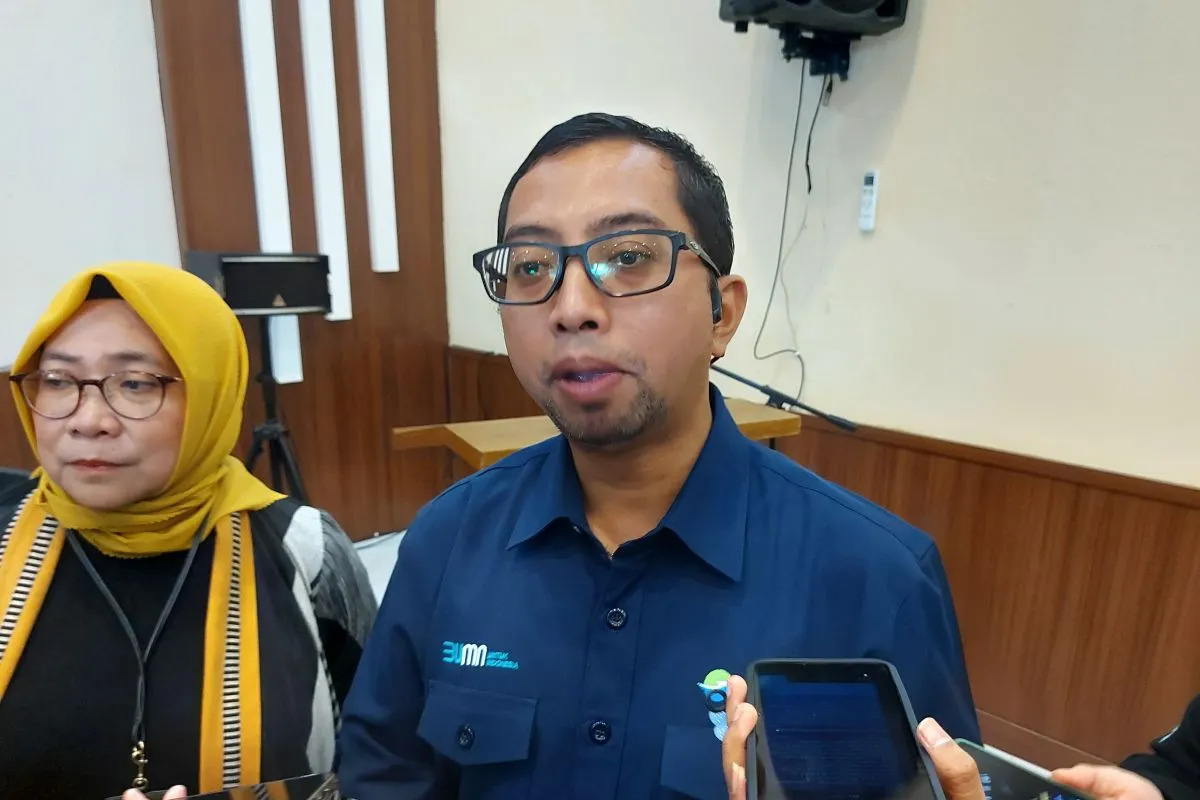 Frans Marganda Tambunan, Direktur Utama ID Food, saat menyampaikan keterangan usai menghadiri peluncuran bantuan pangan tahap II bagi keluarga rawan stunting di Kota Bekasi, Jawa Barat, Jumat (15/3/2024). Foto: Antara