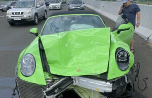 Kecelakaan Mobil Porsche Seruduk Livina di Tol Porong