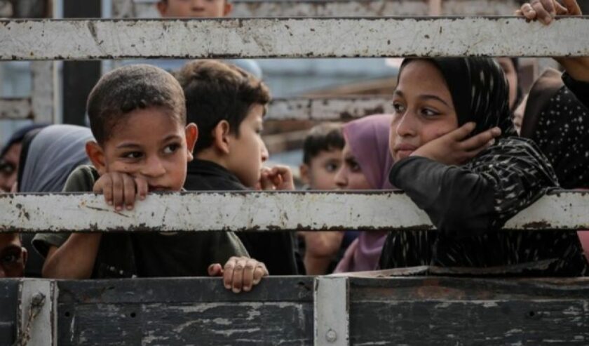 Anak-anak duduk di belakang truk saat warga Palestina berangkat dari bagian utara Gaza untuk meninggalkan Jalur Gaza bagian tengah dan selatan pada 10 November 2023. Foto: Anadolu