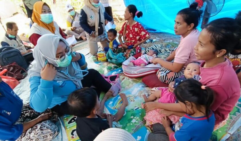 Sejumlah tenaga kesehatan dari Puskesmas Sangkapura Bawean memberi pelayanan kesehatan keliling di Dusun Tanjungmulia, Desa Dekatagung, Kecamatan Sangkapura, Pulau Bawean, Gresik, Selasa (26/3/2024). Foto: Antara