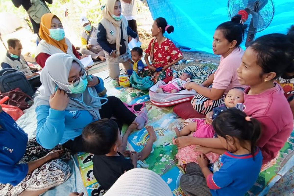 Sejumlah tenaga kesehatan dari Puskesmas Sangkapura Bawean memberi pelayanan kesehatan keliling di Dusun Tanjungmulia, Desa Dekatagung, Kecamatan Sangkapura, Pulau Bawean, Gresik, Selasa (26/3/2024). Foto: Antara