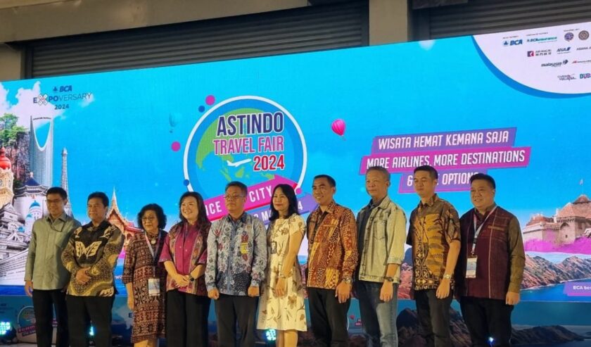 Marhen Yono (keempat kanan) Direktur Pemasaran Pariwisata Nusantara Kemenparekraf dan Novie Riyanto (keenam kanan) Sekretaris Jenderal Kemenhub dalam acara pembukaan ASTINDO Travel Fair 2024 di Tangerang, Banten, Jumat (1/3/2024). Foto : Antara