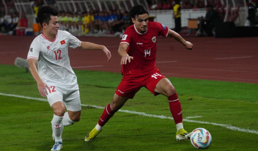 Nathan Tjoe A On Pemain Timnas Indonesia (kanan) berduel dengan pemain vietnam pada pertandingan lanjutan Grup F Kualifikasi Piala Dunia 2026 zona Asia di Stadion Utama Gelora Bung Karno, Jakarta, Kamis (21/3/2024). Foto: PSSI