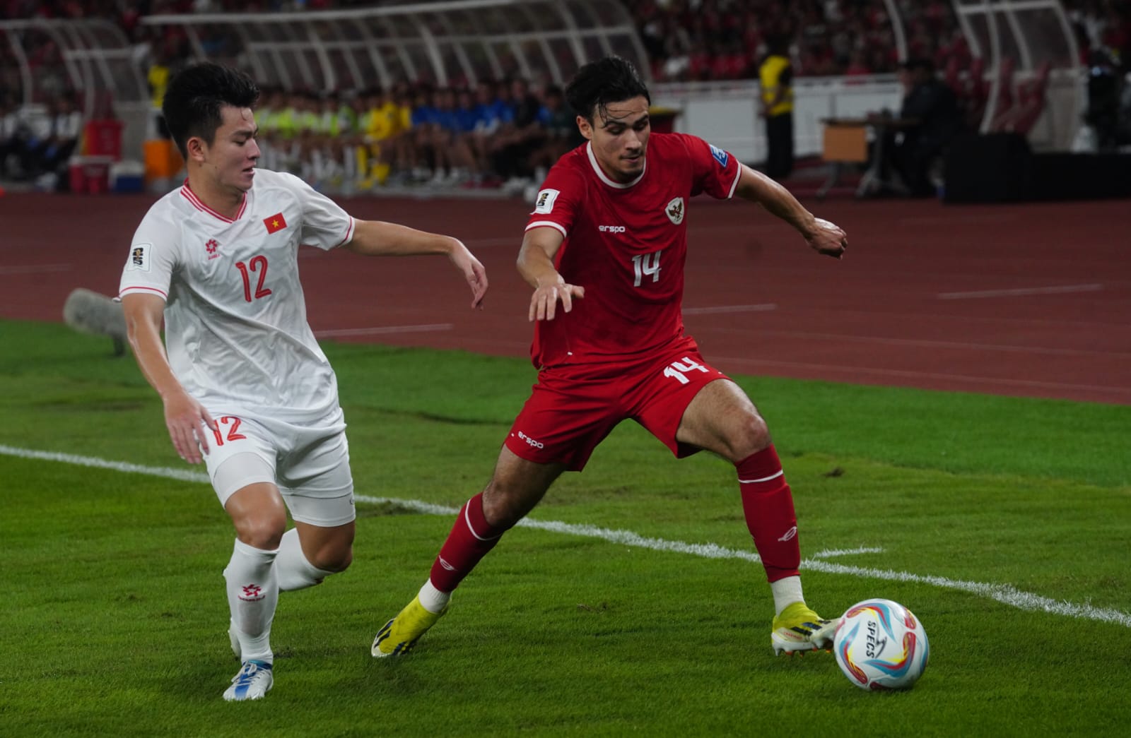 Nathan Tjoe A On Pemain Timnas Indonesia (kanan) berduel dengan pemain vietnam pada pertandingan lanjutan Grup F Kualifikasi Piala Dunia 2026 zona Asia di Stadion Utama Gelora Bung Karno, Jakarta, Kamis (21/3/2024). Foto: PSSI