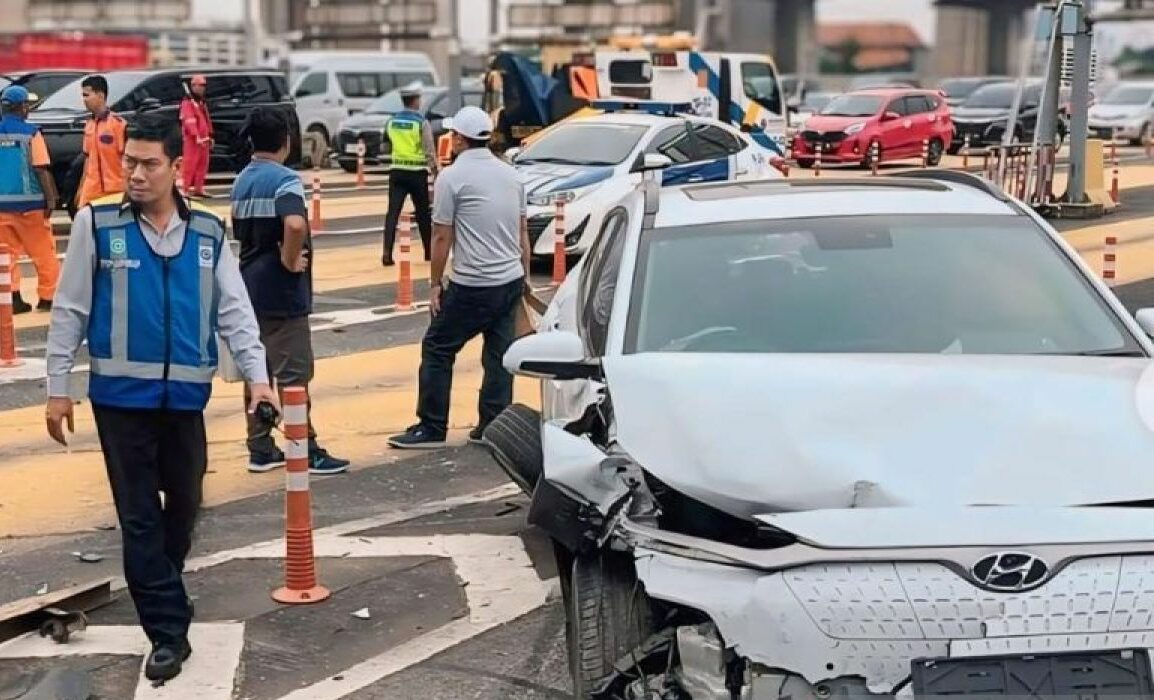 Kecelakaan beruntun di depan gerbang Tol Halim Utama, Jakarta Timur, Rabu pagi (27/3/2024).