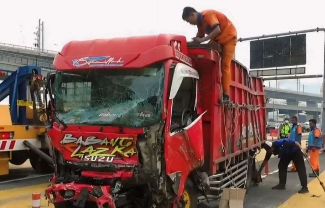 Kecelakaan Beruntun di gerbang Tol Halim Utama, Jakarta Timur, Rabu (27/3/2024).