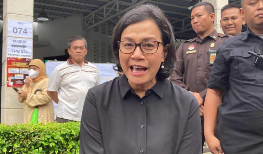 Sri Mulyani Indrawati Menteri Keuangan memberikan keterangan pers kepada wartawan di TPS 73, Bintaro, Tangerang Selatan, Rabu (14/2/2024). Foto : Antara