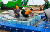 Proses pemasangan komponen listrik dan konstruksi pada purwarupa struktur apung pembangkit listrik tenaga surya (PLTS) laut. Foto: Humas ITS
