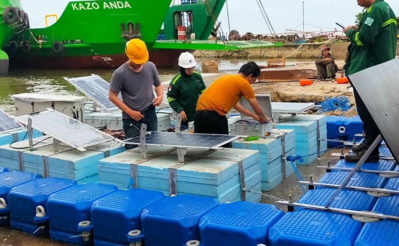 Proses pemasangan komponen listrik dan konstruksi pada purwarupa struktur apung pembangkit listrik tenaga surya (PLTS) laut. Foto: Humas ITS