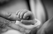 Ilustrasi - Tangan ibu yang baru melahirkan dan bayinya. Foto: Shutterstock
