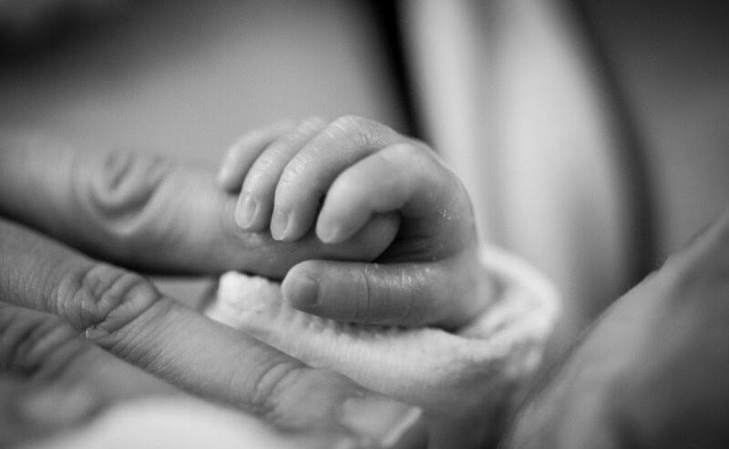 Ilustrasi - Tangan ibu yang baru melahirkan dan bayinya. Foto: Shutterstock