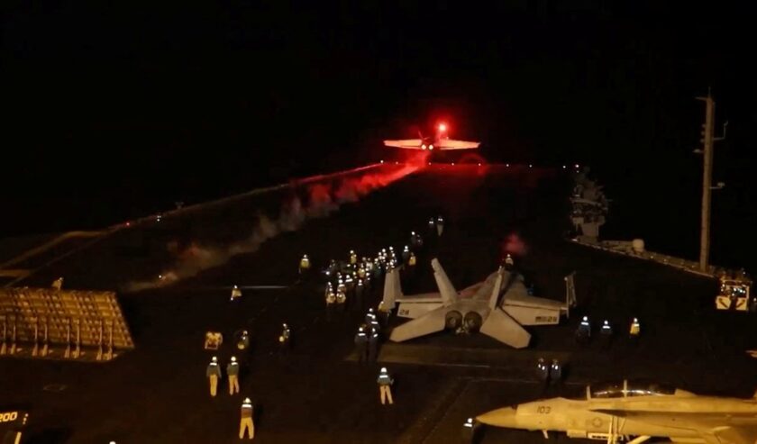 Sebuah pesawat lepas landas guna bergabung dengan koalisi pimpinan AS untuk melakukan serangan terhadap Houthi di lokasi yang dirahasiakan. US Central Command