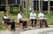 Joko Widodo Presiden RI menyantap sukun goreng didampingi para menteri di Kawasan Ibu Kota Nusantara (IKN), Provinsi Kalimantan Timur, Jumat )1/3/2024). Foto: Antara