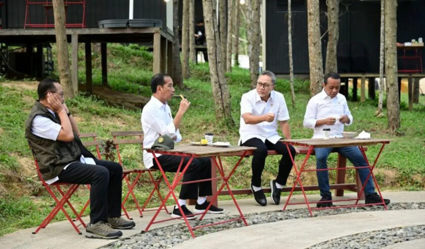 Joko Widodo Presiden RI menyantap sukun goreng didampingi para menteri di Kawasan Ibu Kota Nusantara (IKN), Provinsi Kalimantan Timur, Jumat )1/3/2024). Foto: Antara