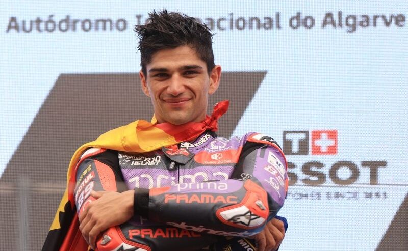 Jorge Martin Pembalap Ducati Spanyol merayakan di podium usai memenangi balapan MotoGP Grand Prix Portugal di Sirkuit Internasional Algarve di Portimao pada Minggu (24/3/2024). Foto: Antara
