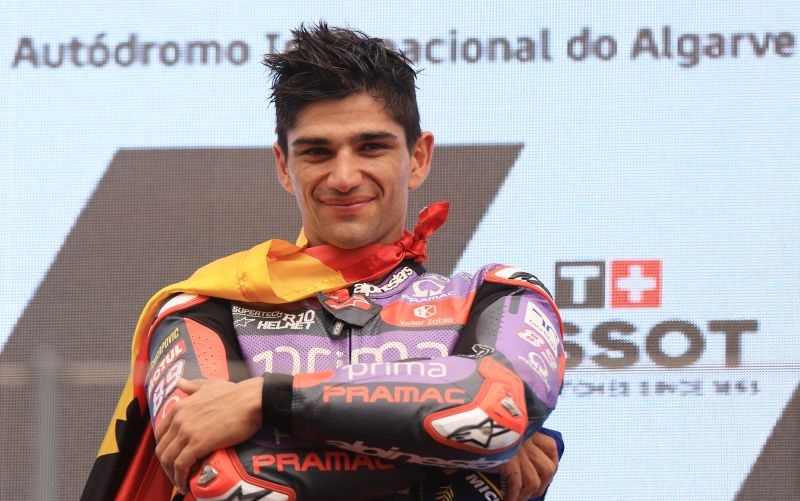 Jorge Martin Pembalap Ducati Spanyol merayakan di podium usai memenangi balapan MotoGP Grand Prix Portugal di Sirkuit Internasional Algarve di Portimao pada Minggu (24/3/2024). Foto: Antara