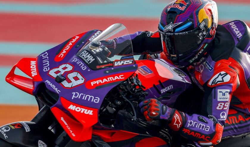 Jorge Martin (Pramac) menjadi yang terdepan pada sesi kualifikasi MotoGP Qatar, Sabtu (9/3/2024). Foto: Getty Images