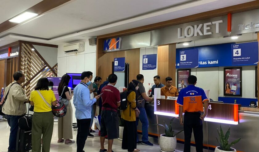 Antrean loket pembatalan tiket perjalanan di Stasiun Surabaya Pasarturi imbas banjir Semarang kemarin, Kamis (14/3/2024). Foto: Meilita suarasurabaya.net